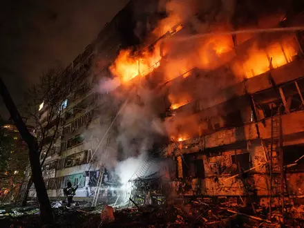 Der Raketenangriff traf ein mehrstöckiges Wohngebäude. - Foto: Evgeniy Maloletka/AP/dpa