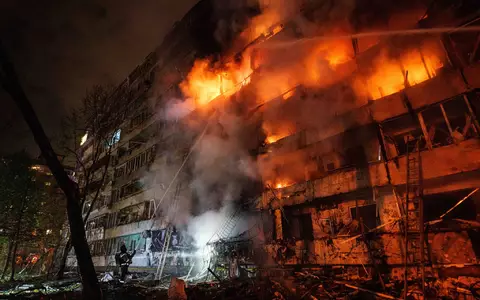 Der Raketenangriff traf ein mehrstöckiges Wohngebäude. - Foto: Evgeniy Maloletka/AP/dpa