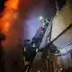 Rettungskräfte holten einen verletzten Hausbewohner aus seiner Wohnung. - Bild: Evgeniy Maloletka/AP/dpa