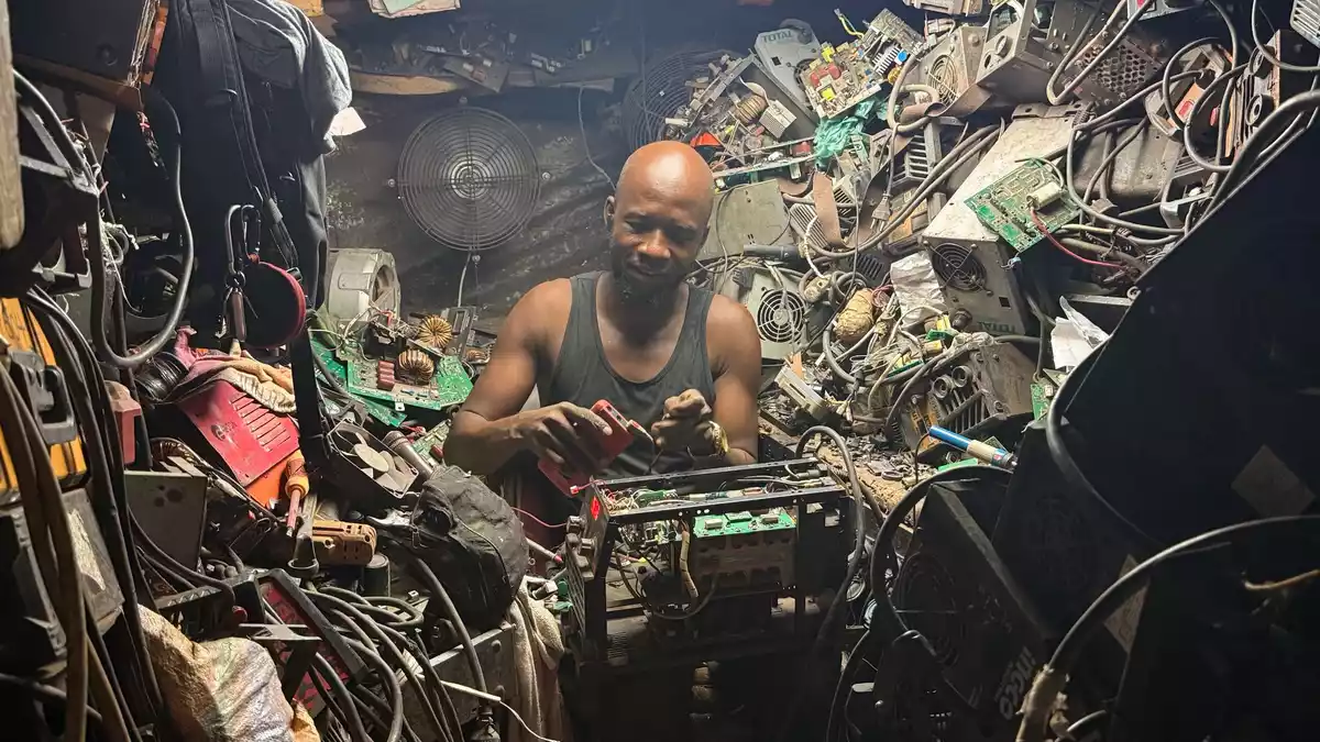 Zehntausende Menschen leben in Accra Schätzungen zufolge direkt oder indirekt von der Verarbeitung alter Elektronik.  - Bild: Christina Peters/dpa