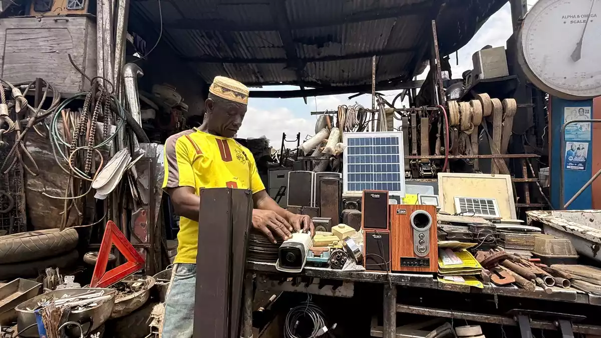 Ein Teil des Elektroschrotts gelangt trotz Exportverboten illegal nach Afrika, etwa als angeblich funktionsfähige Gebrauchtware. - Bild: Christina Peters/dpa