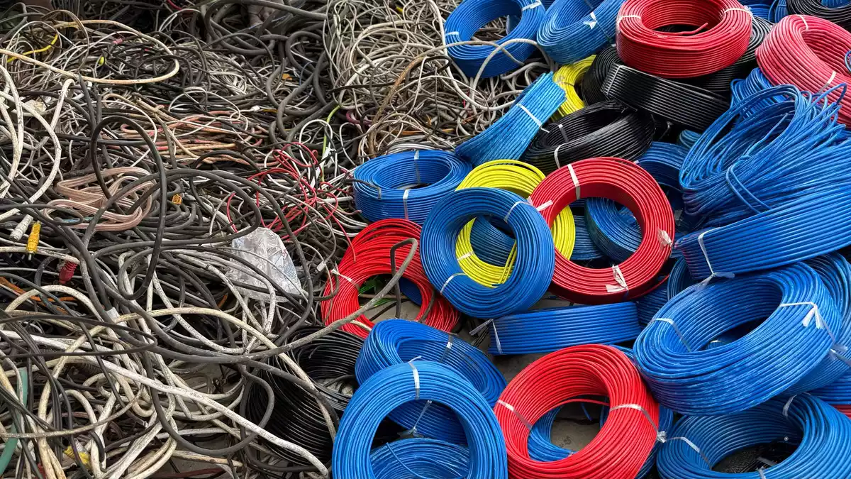 Sammler liefern Kabel an und werden nach Preislisten für die darin enthaltenen Rohstoffe bezahlt.  - Bild: Christina Peters/dpa
