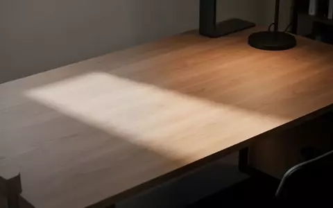 Ein minimalistischer Arbeitsplatz mit einem sauberen Schreibtisch aus Holz in einer ruhigen, professionellen Umgebung. - Foto: über boerse-global.de