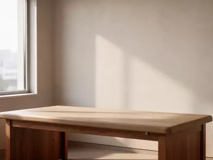 Ein heller, minimalistischer Behandlungsraum in einer Arztpraxis mit sanftem Tageslicht und einer ruhigen Atmosphäre. - Foto: über boerse-global.de