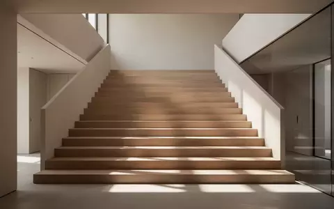 Eine helle, moderne Treppe in einem minimalistischen Gebäude mit natürlichem Lichteinfall. - Foto: über boerse-global.de