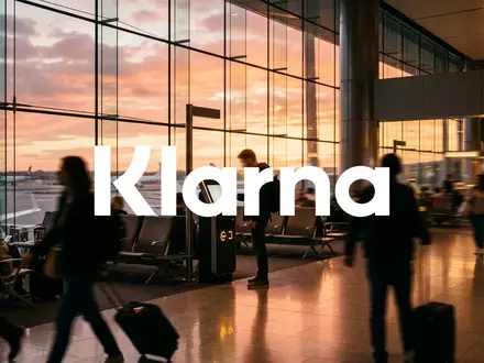 Moderne Flughafen-Lounge bei Sonnenuntergang als Symbol für globale Reisefinanzierung und Partnerschaften - Foto: über boerse-global.de