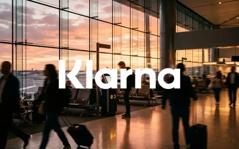 Moderne Flughafen-Lounge bei Sonnenuntergang als Symbol für globale Reisefinanzierung und Partnerschaften - Foto: über boerse-global.de