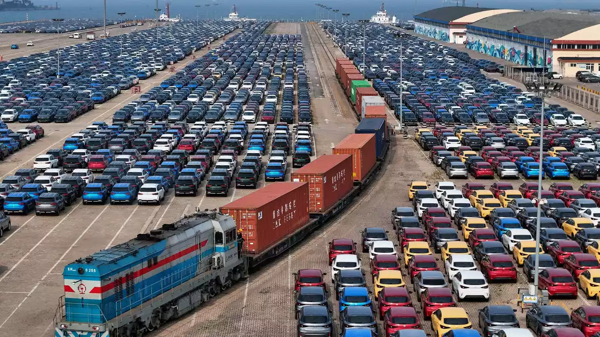 Der Autoabsatz in China sinkt, weshalb viele Fahrzeuge in den Export gehen. (Symbolbild) - Bild: Uncredited/CHINATOPIX/AP/dpa