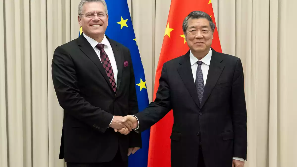 EU-Handelskommissar Sefcovic (l) hatte in China Gespräche geführt. (Archivbild) - Bild: Tian Yu/XinHua/dpa