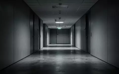 Ein leerer, schlichter Büroflur mit kühler Beleuchtung und poliertem Betonboden. - Foto: über boerse-global.de