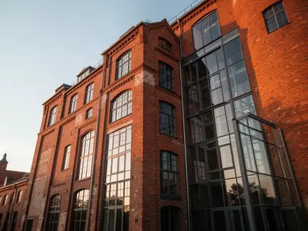 Ein renoviertes historisches Backsteingebäude in Schwerin, das als Wohnprojekt für Senioren genutzt wird. - Foto: über boerse-global.de