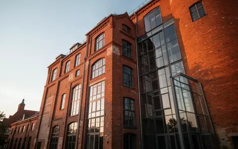 Ein renoviertes historisches Backsteingebäude in Schwerin, das als Wohnprojekt für Senioren genutzt wird. - Foto: über boerse-global.de