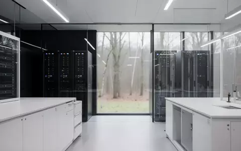 Ein minimalistisches, modernes Forschungslabor mit Serverinfrastruktur und Blick auf eine bewaldete Landschaft. - Foto: über boerse-global.de