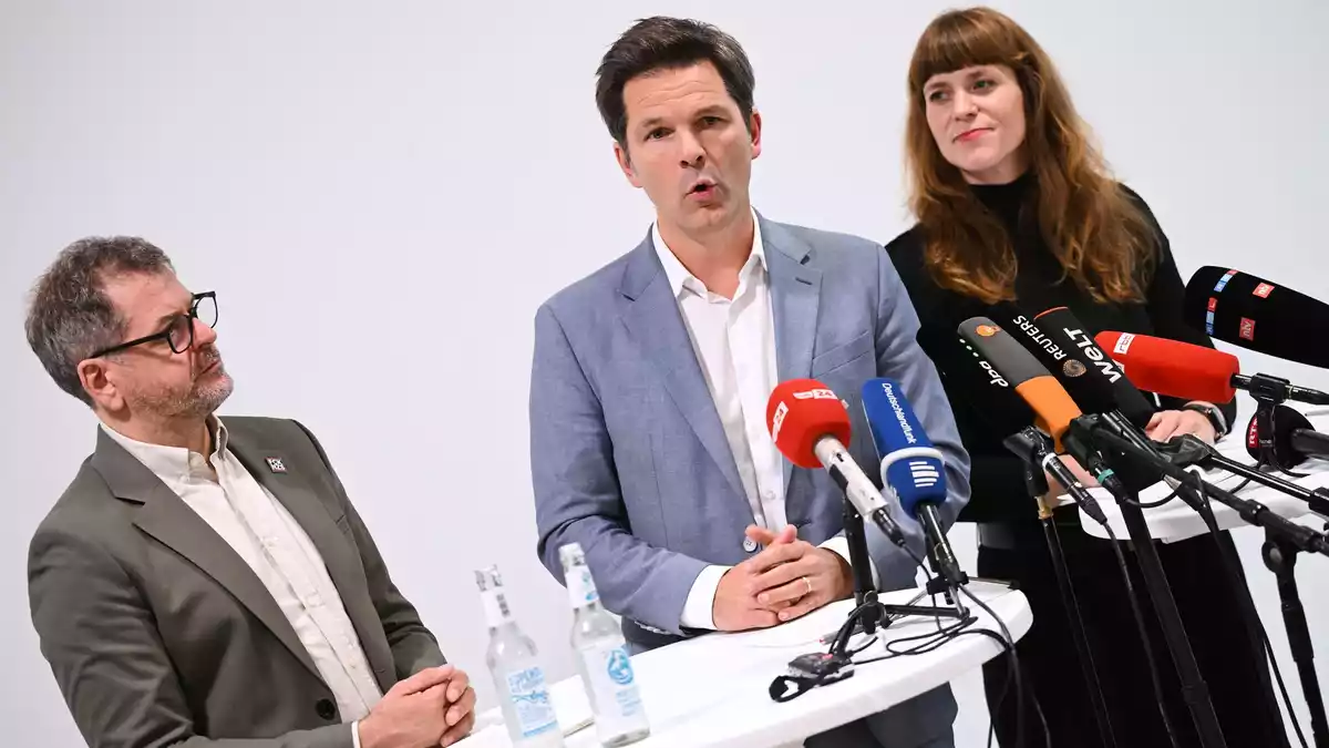 Der Sondierungsprozess zwischen den Spitzen von Grünen, SPD und Linke in Berlin ist ins Stocken geraten. (Archivbild)  - Bild: Annette Riedl/dpa