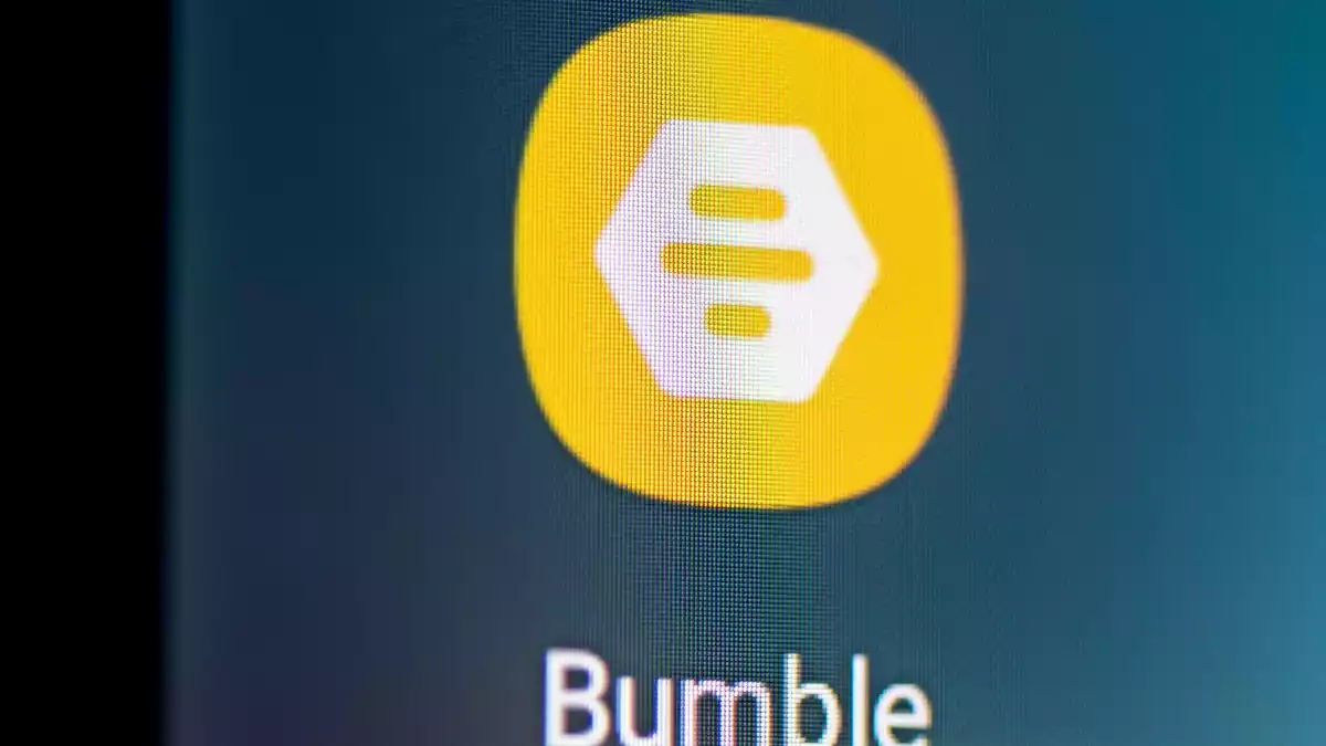 Bumble mischte einst den Markt für Dating-Apps auf. (Archivbild) - Bild: Fabian Sommer/dpa