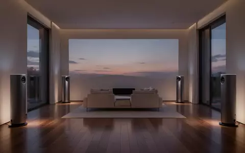 Modernes Wohnzimmer mit vier diskret platzierten Lautsprechern in den Ecken eines minimalistischen Raumes. - Foto: über boerse-global.de