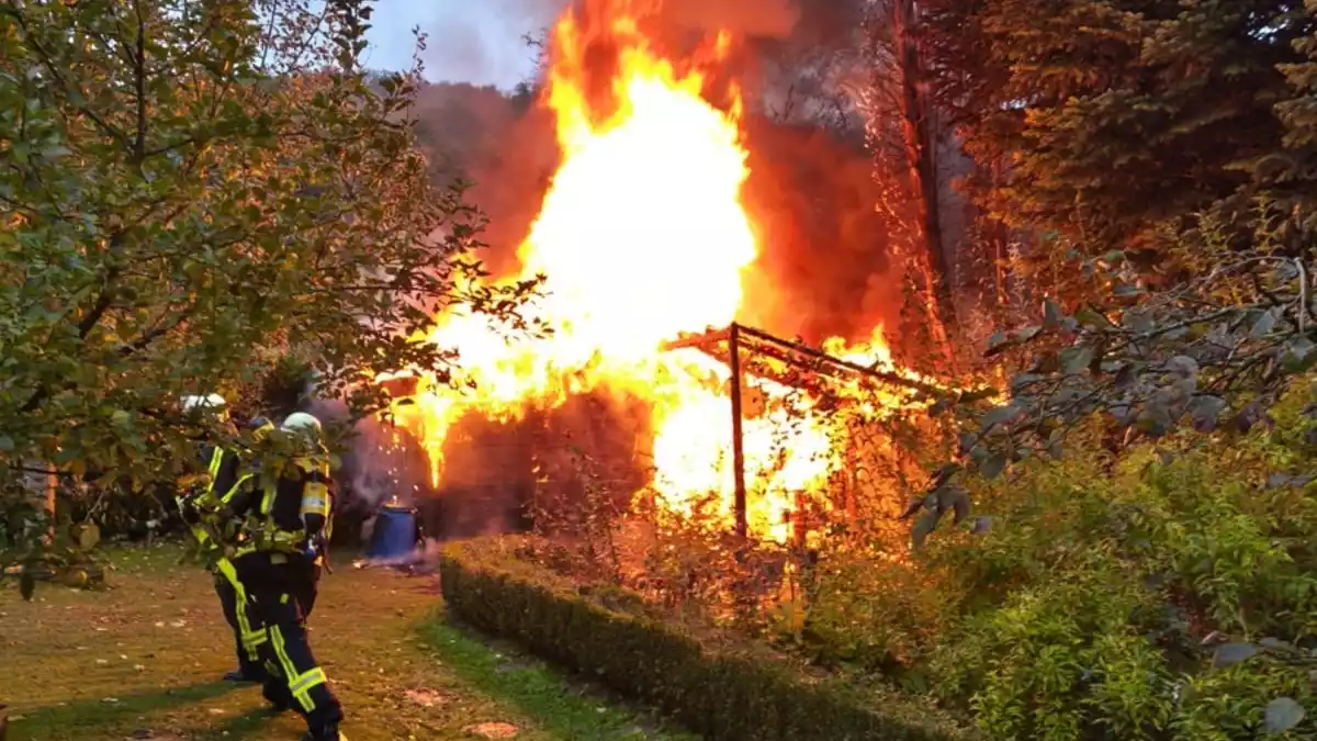 FW Horn-Bad Meinberg: Gartenhütte steht in Vollbrand - Bild: presseportal.de