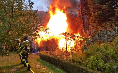 FW Horn-Bad Meinberg: Gartenhütte steht in Vollbrand - Foto: presseportal.de
