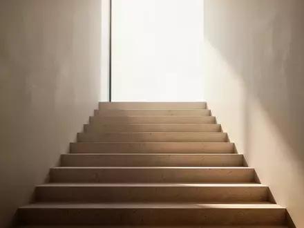 Eine minimalistische, sonnendurchflutete Treppe, die nach oben führt und den Weg der persönlichen Entwicklung symbolisiert. - Foto: über boerse-global.de
