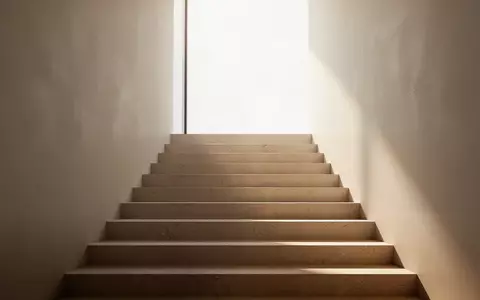 Eine minimalistische, sonnendurchflutete Treppe, die nach oben führt und den Weg der persönlichen Entwicklung symbolisiert. - Foto: über boerse-global.de