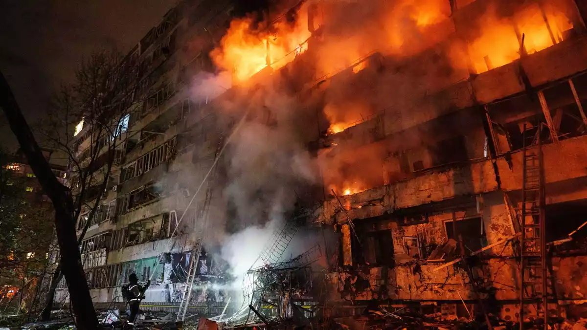 Ein Wohngebäude in Kiew brennt nach russischen Angriffen in der Nacht.  - Bild: Evgeniy Maloletka/AP/dpa