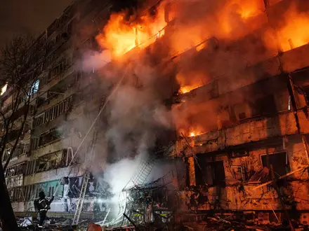 Ein Wohngebäude in Kiew brennt nach russischen Angriffen in der Nacht.  - Foto: Evgeniy Maloletka/AP/dpa