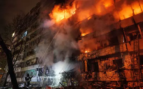 Ein Wohngebäude in Kiew brennt nach russischen Angriffen in der Nacht.  - Foto: Evgeniy Maloletka/AP/dpa