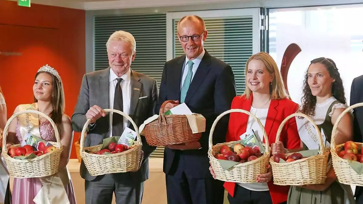 Merz empfängt Apfelköniginnen zum Apfelkabinett
