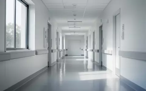 Ein heller, steriler Krankenhausflur in einer modernen Klinik mit natürlichem Lichteinfall und minimalistischer Architektur. - Foto: über boerse-global.de