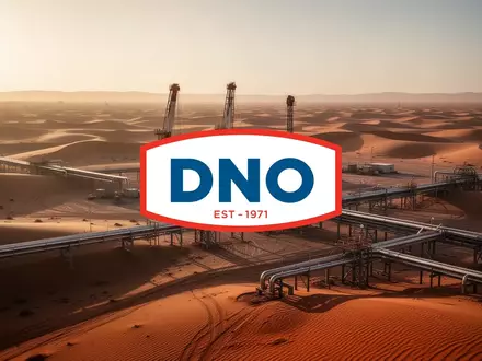 Industrielle Ölförderanlage in einer weitläufigen Wüstenlandschaft bei Sonnenuntergang. - Foto: über boerse-global.de