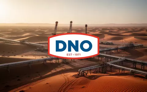 Industrielle Ölförderanlage in einer weitläufigen Wüstenlandschaft bei Sonnenuntergang. - Foto: über boerse-global.de