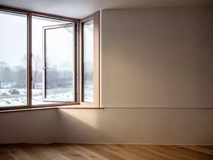 Ein offenes Fenster in einem minimalistisch gestalteten Raum an einem trüben Wintertag. - Foto: über boerse-global.de