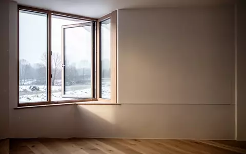 Ein offenes Fenster in einem minimalistisch gestalteten Raum an einem trüben Wintertag. - Foto: über boerse-global.de