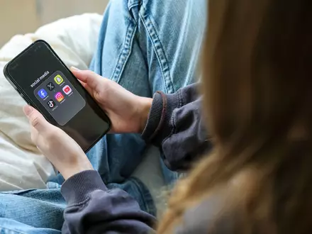 Die Nutzung von Social-Media-Plattformen soll für Kinder verboten und für Jugendliche eingeschränkt werden. (Symbolbild) - Foto: Jan Woitas/dpa