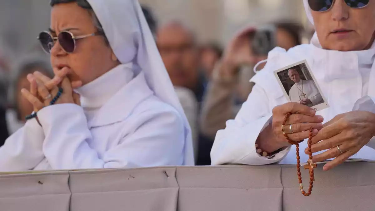 Im Vatikan wurde für den Papst gebetet. - Bild: Gregorio Borgia/AP/dpa