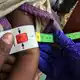 Ein Arzt misst den Armumfang eines unterernährten Babys. Mehr als die Hälfte der Bevölkerung in Somalia ist chronisch unterernährt. (Archivbild)  - Bild: Eva-Maria Krafczyk/dpa