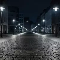 Eine leere, nächtliche Fußgängerzone mit Kopfsteinpflaster und moderner Architektur im Hintergrund. - Foto: über boerse-global.de
