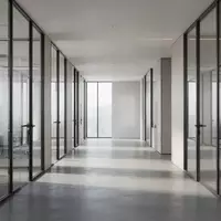 Ein leerer, modern gestalteter Büroflur mit Glaswänden und natürlichem Lichteinfall. - Foto: über boerse-global.de
