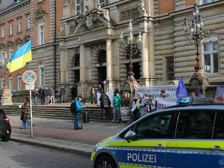 Der Angeklagte muss sich unter anderem wegen eines Kriegsverbrechens verantworten.  - Foto: Markus Scholz/dpa
