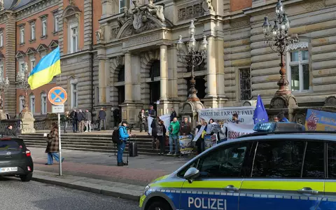 Der Angeklagte muss sich unter anderem wegen eines Kriegsverbrechens verantworten.  - Foto: Markus Scholz/dpa
