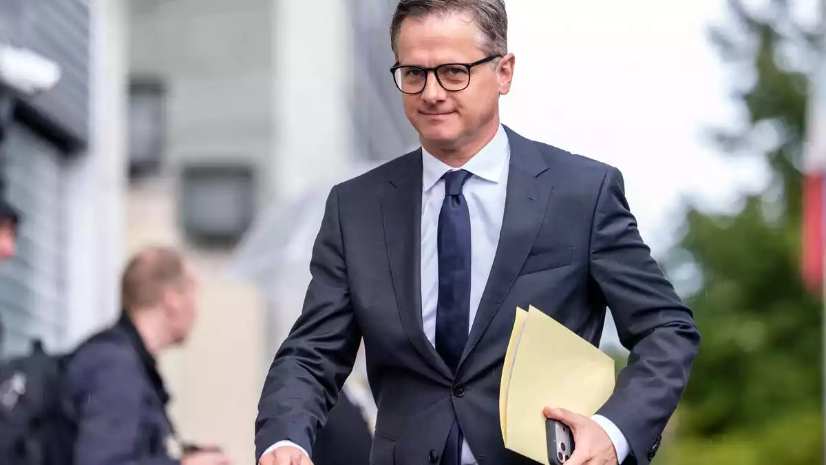Gesundheitsminister Linnemann hat im Bundeskabinett grünes Licht für seine Pflegestrukturkommission erhalten. (Archivbild) - Bild: Michael Kappeler/dpa