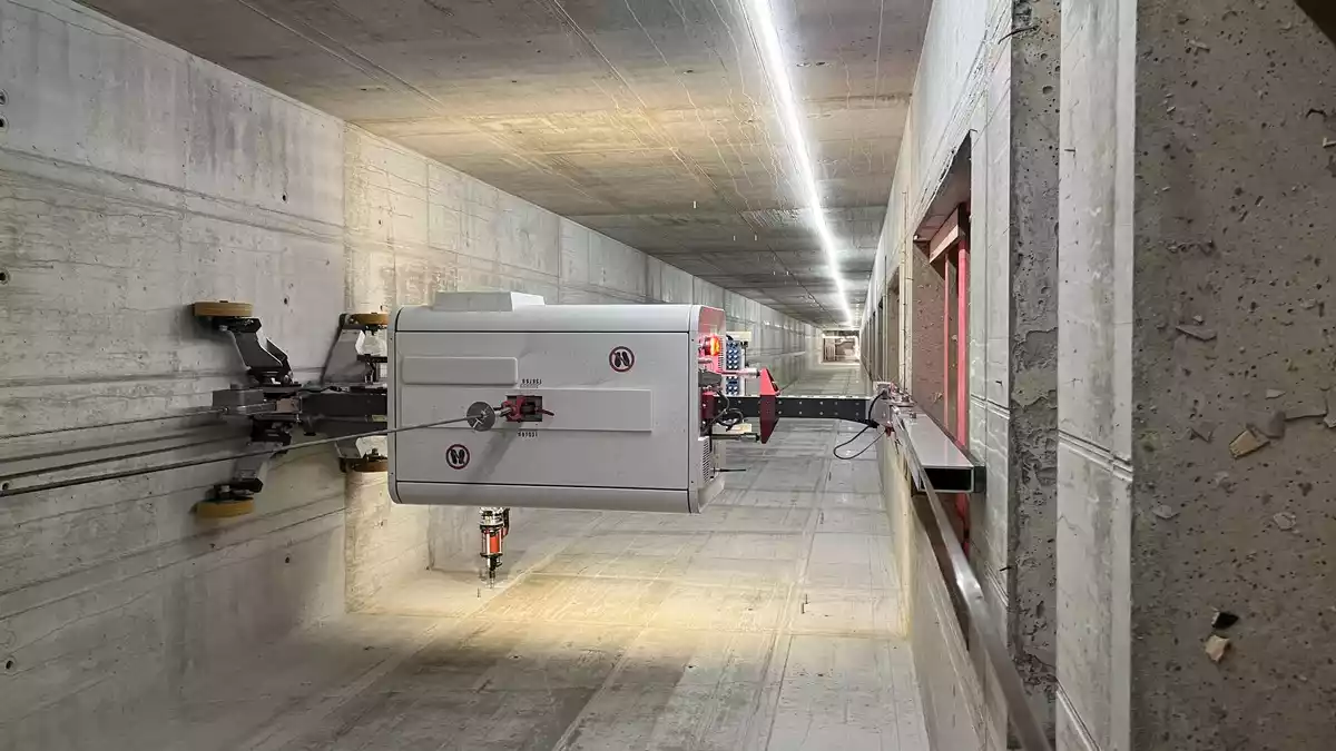 Montage-Bergfest am Alexanderplatz: Hälfte der Aufzüge im 030BLN in der Installation - Bild: presseportal.de