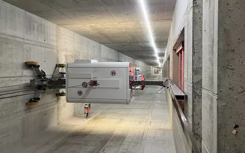 Montage-Bergfest am Alexanderplatz: Hälfte der Aufzüge im 030BLN in der Installation - Foto: presseportal.de