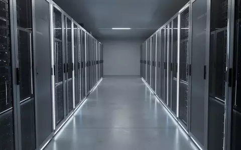 Ein minimalistischer, leerer Serverraum mit metallischen Racks in einer ruhigen, professionellen Umgebung. - Foto: über boerse-global.de