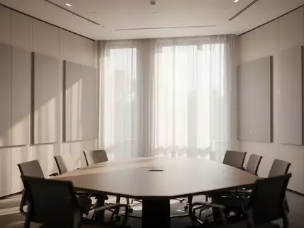 Ein minimalistischer, lichtdurchfluteter Konferenzraum mit moderner Akustikwandgestaltung und sanftem Tageslicht. - Foto: ĂĽber boerse-global.de