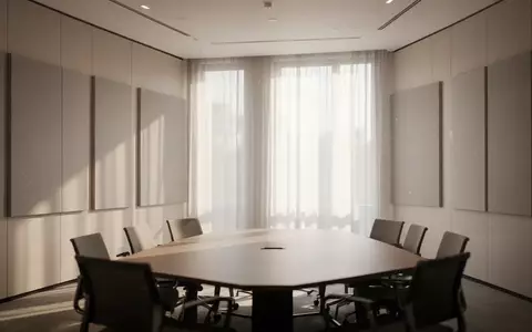 Ein minimalistischer, lichtdurchfluteter Konferenzraum mit moderner Akustikwandgestaltung und sanftem Tageslicht. - Foto: über boerse-global.de
