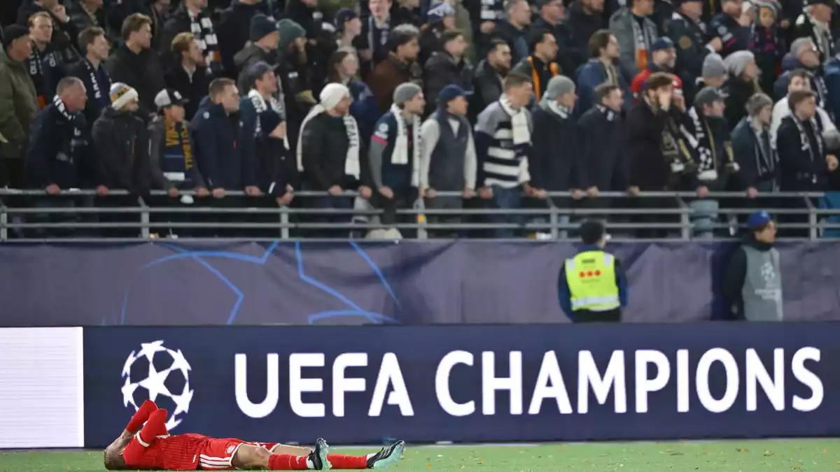 Der FC Bayern verpasst einen Sieg. - Bild: Peter Kneffel/dpa