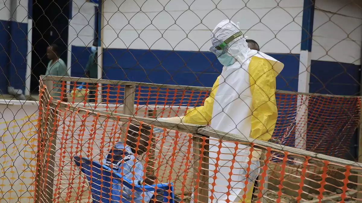 Die Nachverfolgung von Kontakten ist in der Ebola-Bekämpfung elementar. - Bild: Sebastien Kitsa Musayi/AP/dpa