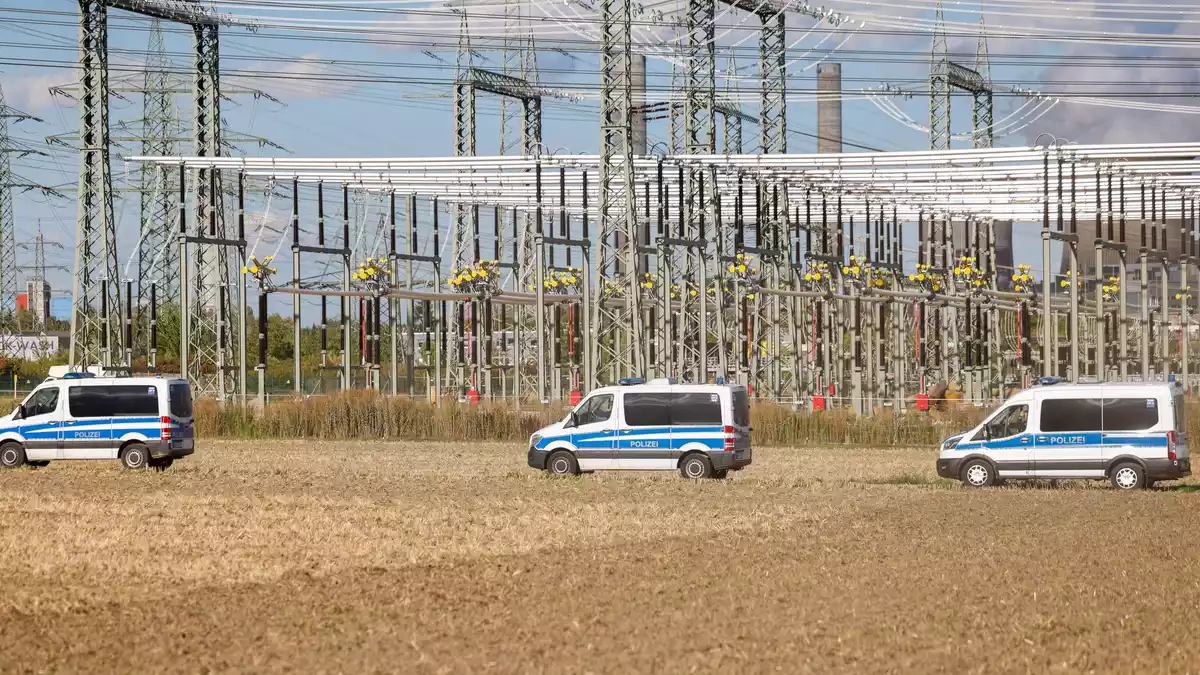 Nahe dem Kraftwerk Weisweiler wurde ein Verdächtiger im Zusammenhang mit Sabotage-Aktionen auf Stromanlagen festgenommen. (Archivbild) - Bild: Thomas Banneyer/dpa