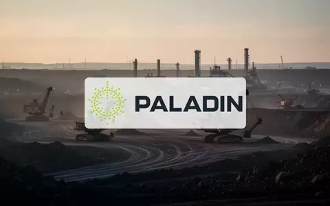 Industrielle Uranmine in einer weitläufigen Landschaft bei Dämmerung mit atmosphärischer Beleuchtung. - Foto: über boerse-global.de